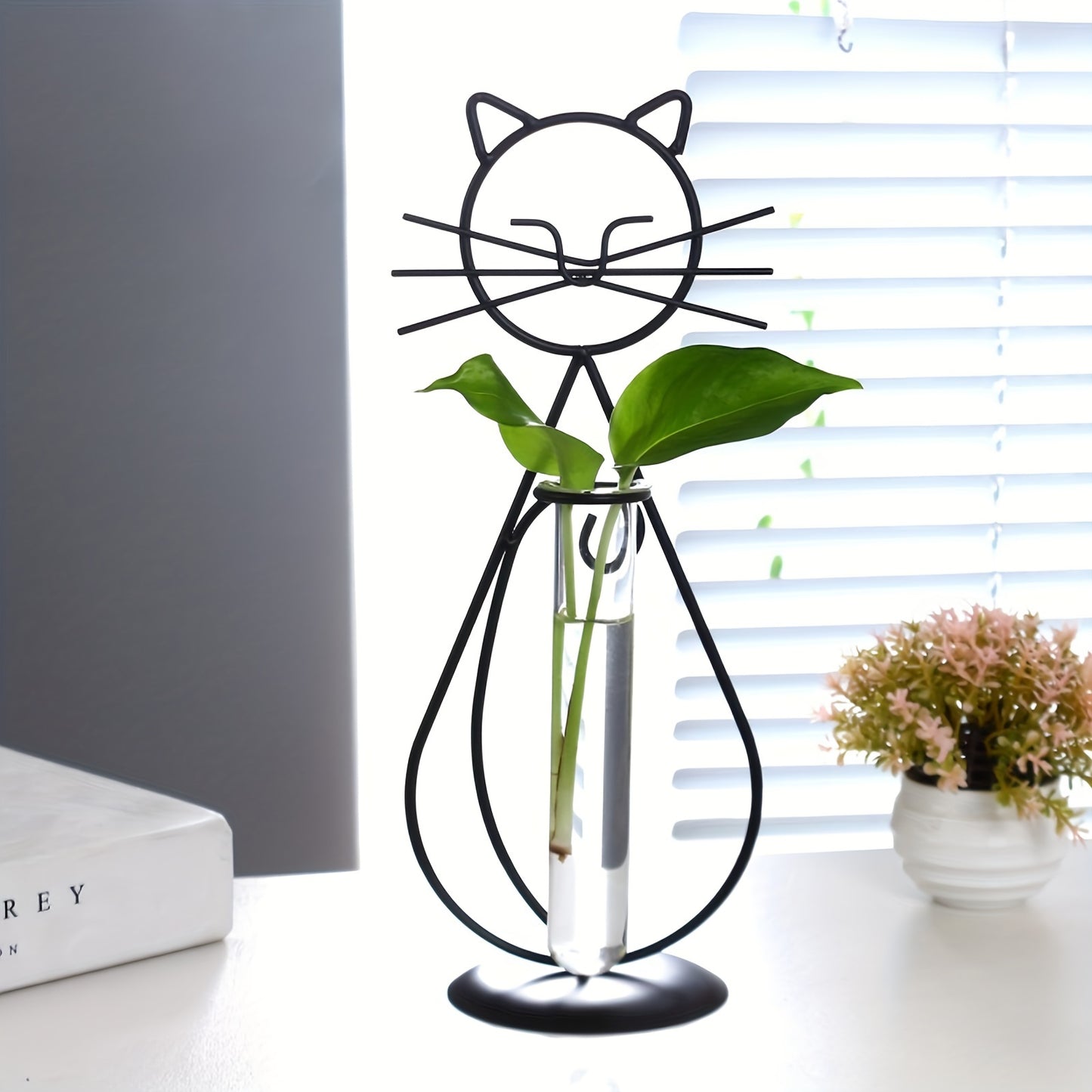 Katten vaas 28,5 cm met glazen bloembuisje hangend in metalen kat