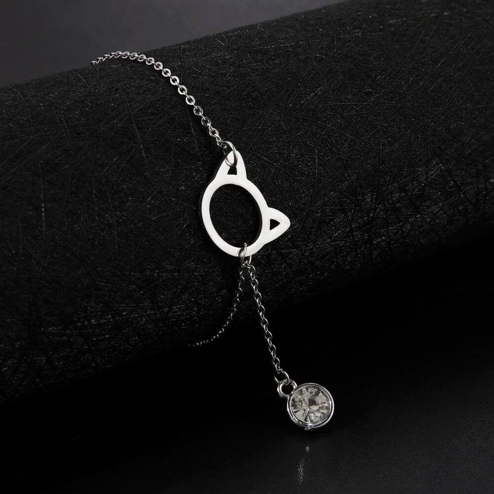 Zilverkleurige stainless steel armband met kattenkop en zirkonia speelballetje. Armband heeft een verlengstuk van 5 cm.