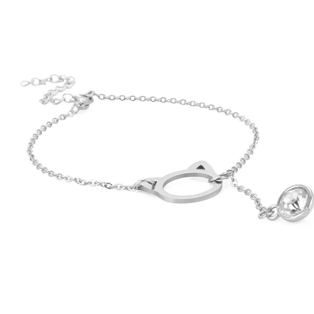 Zilveren armband met kattenkop en zirkonia speelballetje.