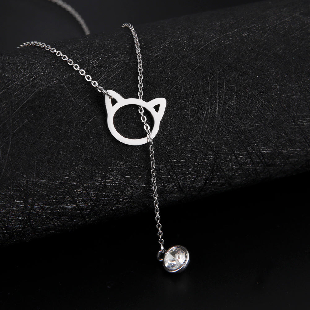 katten ketting met zirkonia speelballetje hangend door een kattenkoppie