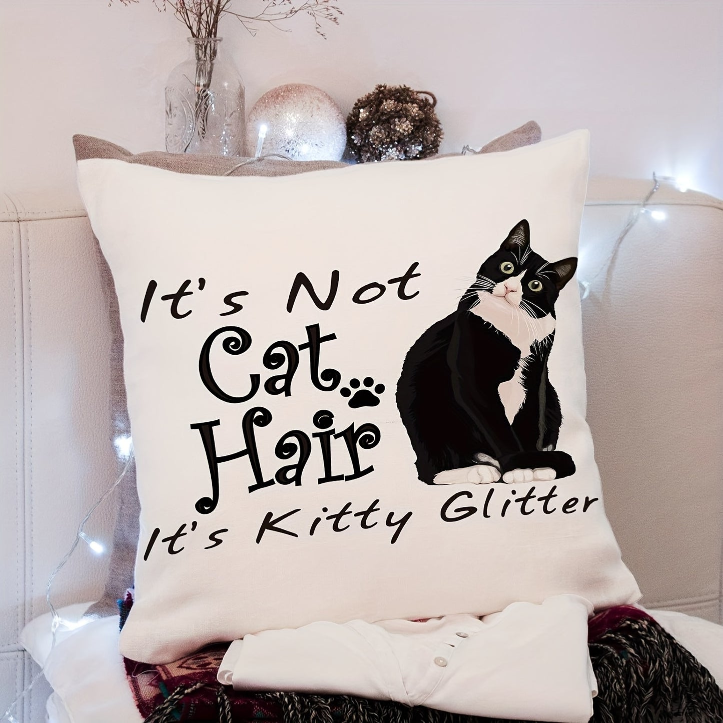 Tuxedo kat kussenhoes “It’s not cat hair, it’s kitty glitter”