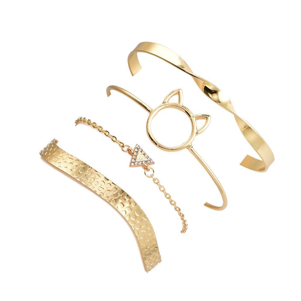 Katten armbanden set 4 stuks. Rosé goud 3 cuff armbanden, waarvan 1 met kattenkop en 1 schakelarmbandje met driehoekje.