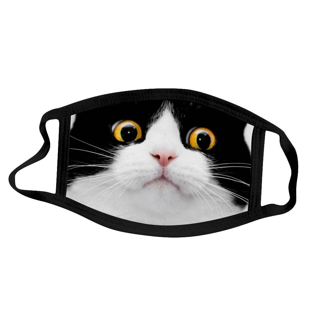 mondkapje met zwarte witte kat die verbaasd kijkt