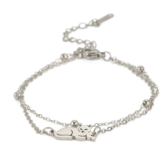 Dubbele armband zilverkleurig met liggende kat en balletjes. Stainless steel en heeft een verlengstuk van 5 cm.