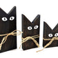Houten katten set 3 stuks Black Wash. Minimalistisch ontwerp met gespitste oren, witte geschilderde ogen en een juten touwtje om hun nek