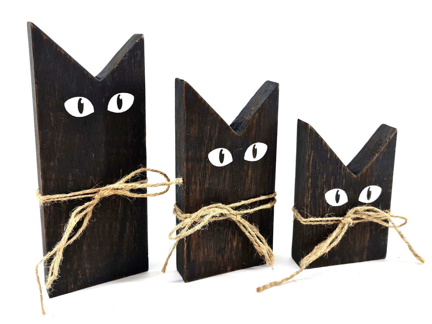 Houten katten set 3 stuks Black Wash. Minimalistisch ontwerp met gespitste oren, witte geschilderde ogen en een juten touwtje om hun nek