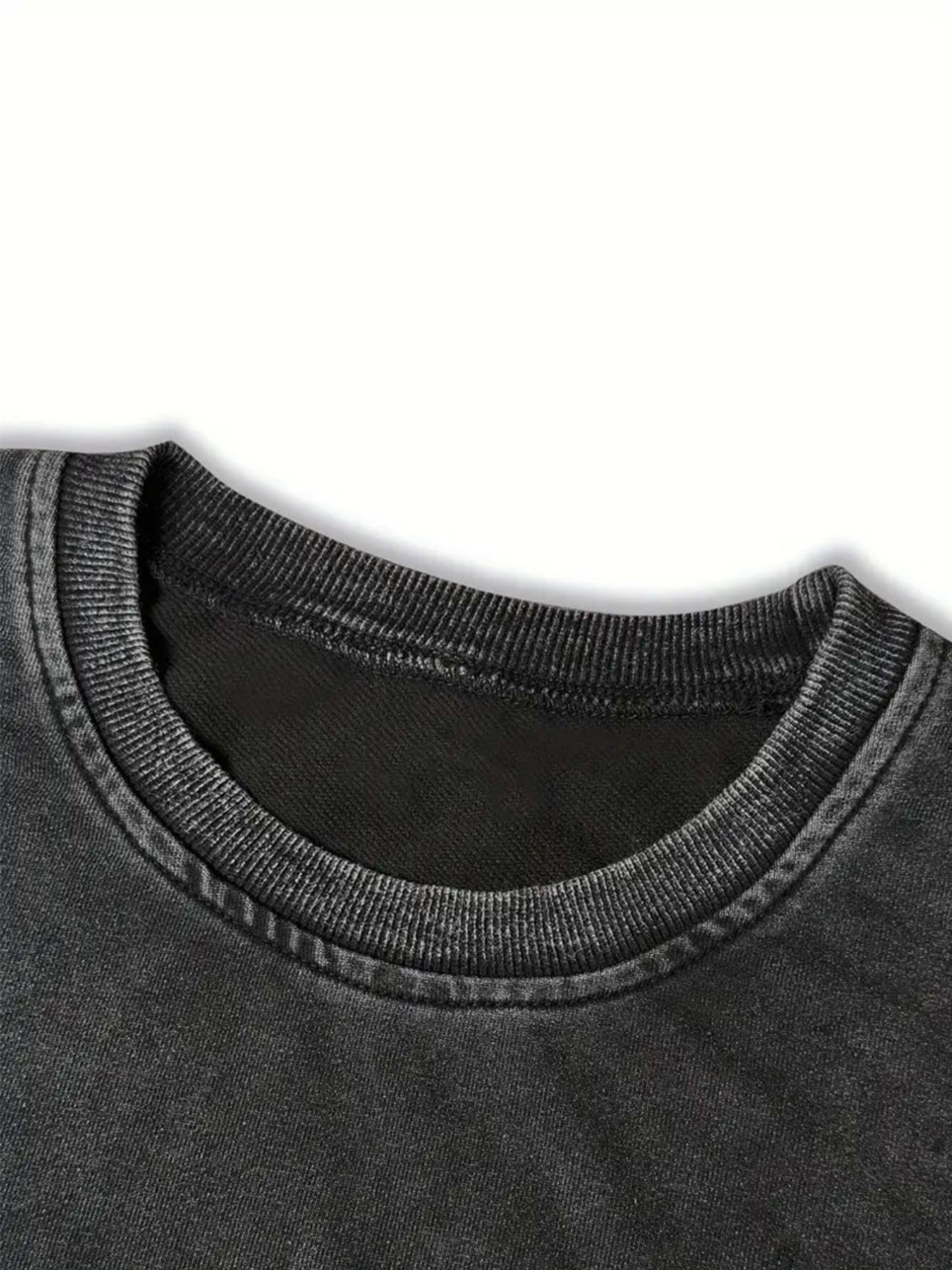 Detail van de ronde hals met geribbelde boord van de kattentrui