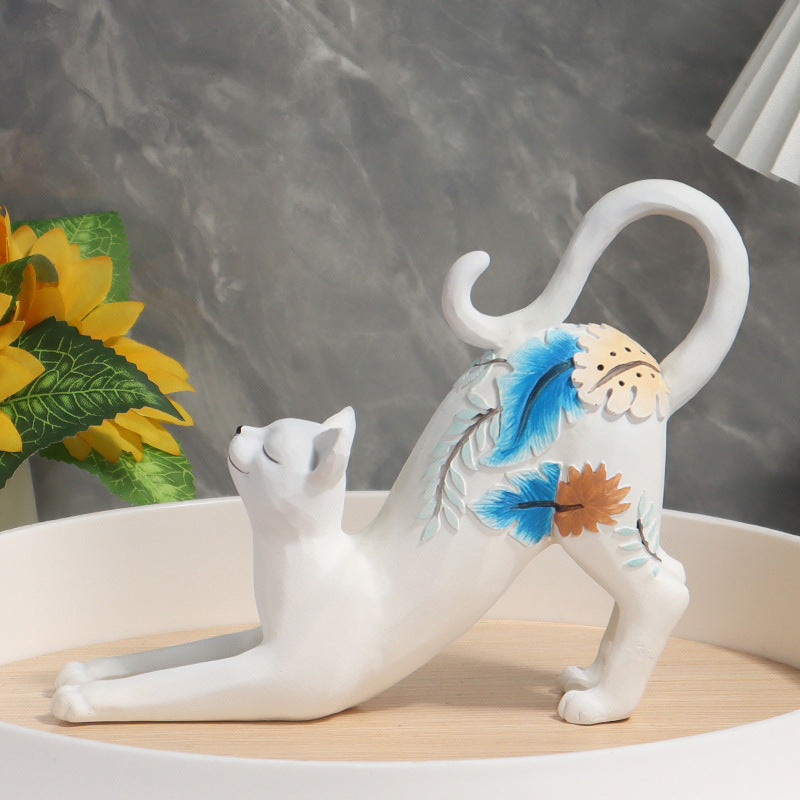Katten beeld wit met beschilderde blaadjes en bloemetjes op de rug, 19,5x15 cm