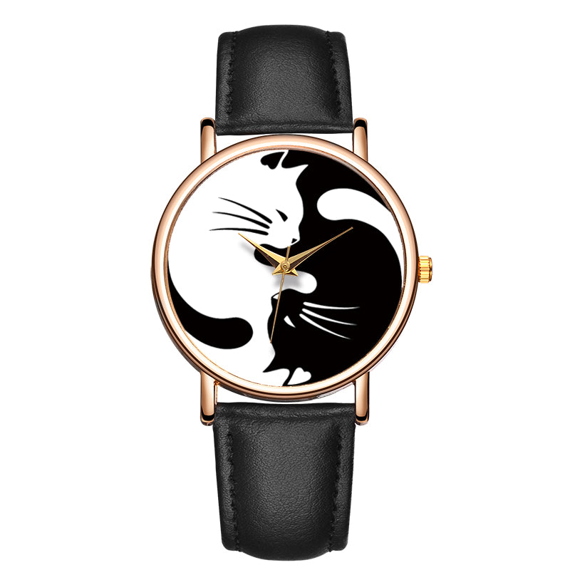 Kattenhorloge met op de wijzerplaat een zwart en witte kat in yin yang, echt lederen bandje.