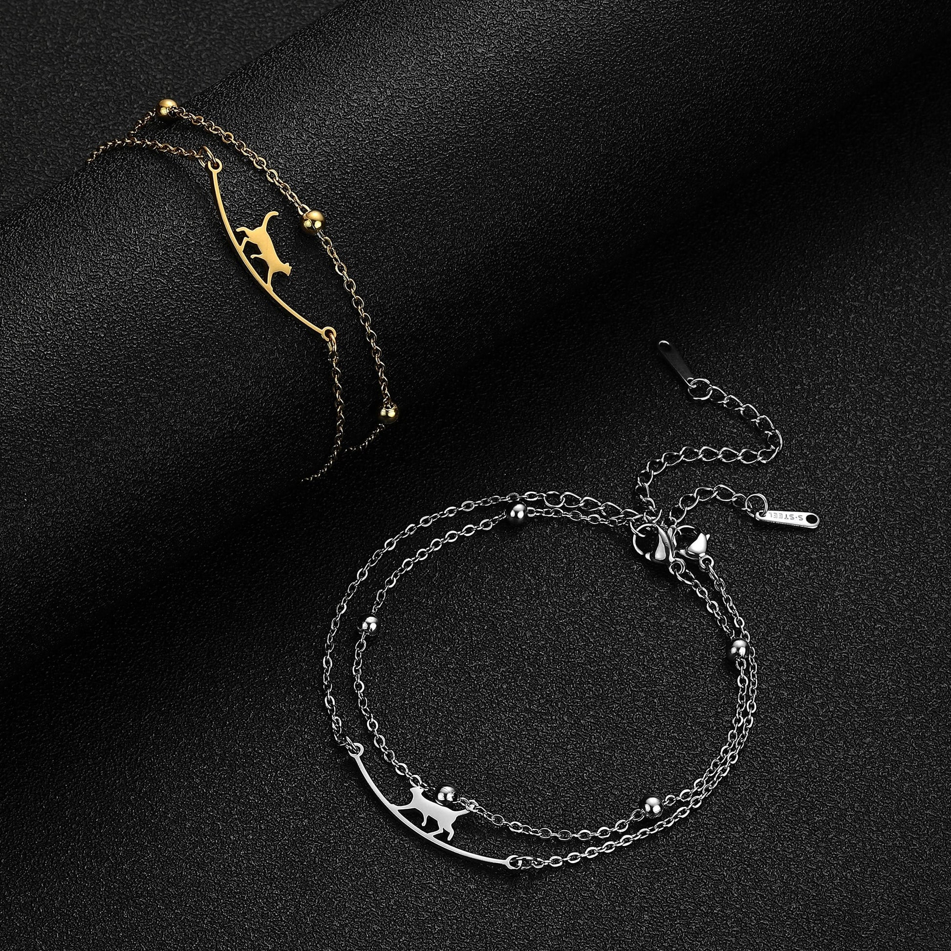 Katten armband met wandelende kat in goud en zilverkleurig.